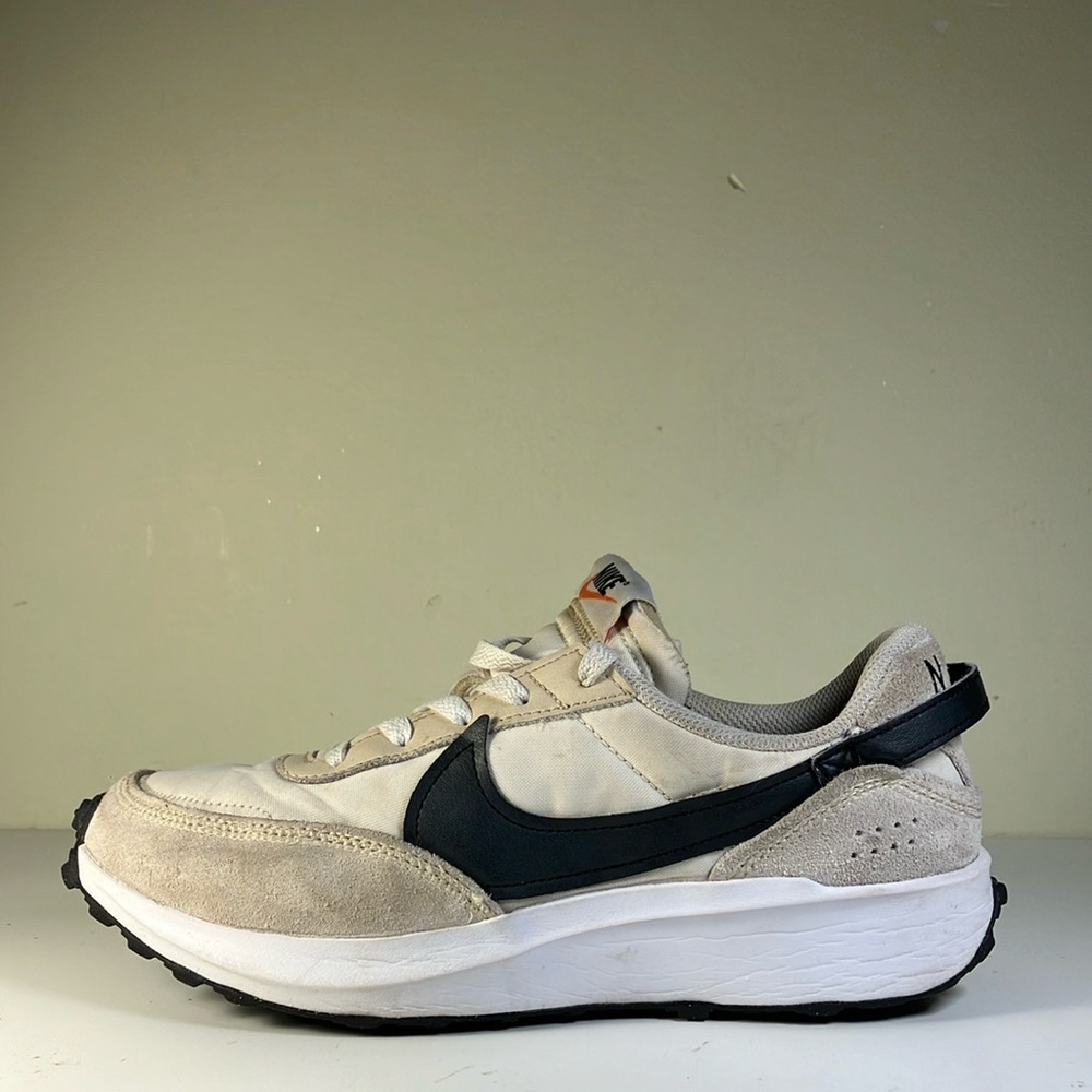 Size 9 - Nike waffle lifestyle sneaker